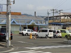 ＪＲ予讃線・伊予市駅が道路向かいに有ります。
ことでんなら志度です。

郊外電車は、駅舎など、ことでんと似てる部分が非常に多いですね。
電車が大手の中古（特に京王５０００系）、少し海が見える、車社会用のショッピングモールに意外と行きやすい駅が有る（琴電・綾川、伊予鉄・古泉）、松山市駅と瓦町駅など、何度も既視感を味わいました。