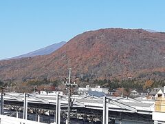 軽井沢駅に行く通路から見えた離山。

写真が悪いだけで、かなり赤く色づいて思わず写真を撮った次第。