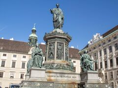 中庭には”初代オーストリア皇帝の”フランツ１世”の彫像がありました。
この彫像の人物、
神聖ローマ帝国最後の皇帝、”フランツ2世”（在位：1792 - 1806）でもあり、
退位する前に初代オーストリア皇帝”フランツ1世”（在位：1804 - 1835）を兼ねることで皇帝の称号を維持した人物です。
更にややこし事に神聖ローマ帝国の”フランツ１世”は、彼の祖父であり、マリア・テレジアの夫です。
あーちょっと調べただけで混乱してしまった.....。