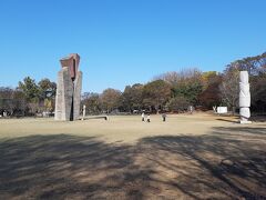オリンピック公園。

ソウルの街中、江南や蚕室からも近い位置なのに、これだけのゆとりある公園を作れるのは良いことだと思います。

いくつか施設もあるのですが、過度に売店などを作ってお金の香りをさせたりしてないのも好感でした。
