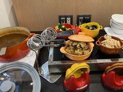 北海道らしくスープカレー。
チキン、蓮根、ナス、ブロッコリーなどを好みで入れて楽しむ。