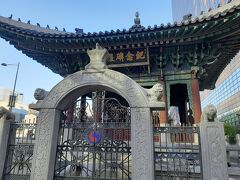 朝から景福宮に向かいました。

途中の、清渓広場脇の高宗即位４０年称慶記念碑。
高宗が王に即位してから４０年経過したこと、李朝が国名を大韓帝国と改め、初めて皇帝の称号を使用したことを記念するために建てられました。