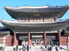 興礼門。

この門は２００１年に再建されました。
実は２０世紀に壊されているのです。理由は、日本が景福宮を覆い隠すように、支配の象徴として旧朝鮮総督府庁舎を建てたためです。

日本は秀吉以降、結構朝鮮の歴史的な建物を壊しています。
なお、日本でも普通に歴史遺産は壊してきた模様・・・