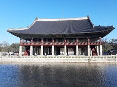 慶会楼。
王と臣下が出会いを楽しむ場所、という意味があるそうです。

国に祝事があったとき宴を催すために造られた朝鮮時代の由緒ある楼閣です。

前の池に映る建物も含め、景福宮の中でも一番きれいなのでは。