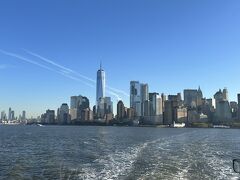 New York City PASSで9:00発のフェリーを予約しました。フェリーから見るマンハッタンもいいですね。