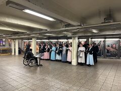 タイムズスクエア駅に戻ってきました。大きな駅の構内には必ず歌っている人がいますね。