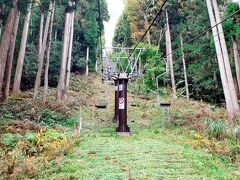 まぁ、びわ湖バレイの1/3の値段で山頂まで行けるとは言え、賤ケ岳リフトは野球場とかにあるような簡易なプラスチックの椅子がリフトになった感じで、ベルトも安全バーも何も付いてない…という高所恐怖症の人には無理やろ、コレ…って言う感じ。　MJも、カナダだったらこのリフトは絶対に運行は認められないと思う…と笑ってました。　

お客さんも少ないので、誰も利用してないタイミングでは、リフト自体を停止してました。