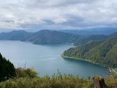 2021年の夏休みに、快晴の日に訪れた時の真っ青な琵琶湖viewを知ってるので、この日のちょっと灰色がかった琵琶湖の眺めはちょっとだけ残念…。　でも、MJとNさんはめっちゃキレイ～!と大興奮!

2年前にこの場所を訪れた時の旅行記は↓
https://4travel.jp/travelogue/11705268　(2021年8月)

