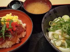 名阪関ドライブイン　で夕食　（岐阜県ではありません。三重県）
伊勢うどんと手こね寿司セット　お味噌汁もついてます。