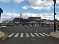 一ノ関には定刻11:23に到着です。一ノ関駅なのに駅舎には平泉の看板が載ります。
ここからレンタカーで移動です。