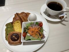 少し早く着いたわけはル・パン神戸北野の空港店で朝食を食べたかったから。いろんなメニューあるけどこちらは500円という破格。数量限定なので遅いと無くなっていることもある模様。パンもサラダもコーヒーも良いホテルで食べる朝食みたいで美味しかったです。