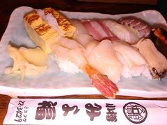 細い路地裏にあるお店です。
割安なお寿司で美味しかった。特にあわび
汁ものが付いて２６００円
今朝、調子が悪く朝ごはんを抜いていたので、お腹が空いていました。