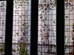 芸術村の西洋美術館
＜花と鳥のいる風景＞　１８９８－１９００年頃　フランス
他のステンドグラスと違うので印象深い