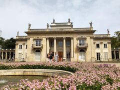 花も植えられて優雅な宮殿です。
この公園はポーランド最後の王となったスタニスワフ・アウグスト・ポニャトフスキが１７６６年から３０年を掛けて作ったものだそうです。
