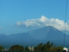 車窓からの大山
右に傾いてるように感じるのはそういう山の形だから？