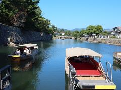 お堀沿いを少し歩いて、
やってきました堀川めぐりの乗船場。
これからこの船に乗って、
松江城のお堀をぐるっと1周、
１時間の遊覧をするのですが、
めっちゃ混んでて４０分くらい待った。
１０年位前に来た時も、休日で天気よかったけど、
待たずに来た舟にすぐ乗れる感じで、
なんなら１人で貸し切り状態みたいな状況だったのに、
何この混みようって感じでびっくり。
当然船内も混んでいて、
良いポジショニングできなかったので、
船内からの写真は無し。残念。
ちなみに、お堀を１周する間に、
多くの橋をくぐるのですが、
一部橋げたが低くて、
船の屋根を下げないといけない個所が４か所あり、
狭い船内で縮こまって、
屋根の上げ下げが終わるのを待つのが楽しいんですよね。