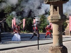 下船して、いざ松江城登頂。
とその途中、城内の松江神社境内で、
火縄銃の実演が行われおり、
一斉射撃で、ドン、ドン、ドンと、
結構迫力ある発射音を聞くことができました。