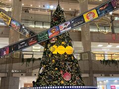 ランドマークタワーのクリスマスツリーから出発。
100周年を迎えたワーナーブラザーズとコラボ展示です。