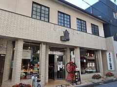 　ホテルをチェックアウト後、11時過ぎに「イノダコーヒ 三条支店」へ向かいました。昨年の京都旅行で試すことがかなわなかったジャンボシュークリームに、今年は出会えるでしょうか。