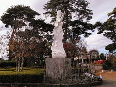 須賀川駅から約3700ｍの所にある牡丹園です

国指定名勝の須賀川牡丹園で平成28年には発祥250年を迎え歴史があります。像は中国洛陽市の王城公園内に建つ牡丹仙子像を模した「牡丹姫像」です
