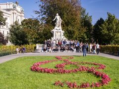 ｢ブルクガルデン（王宮庭園）」の”モーツァルト像”は、地元学生の定番記念スポットのようです。