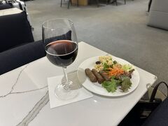 この後ビジネスクラスの食事があるので、JFK空港ターミナル7のホライゾンラウンジでは軽くつまみます。