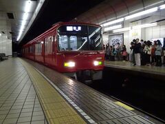 名鉄名古屋駅。
指定席車専用のホームで岐阜行特急を待つ。
名古屋名物の駅で列車が狭い構内にひっきりなしに往来する。