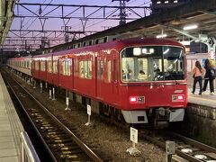 30分くらいで名鉄岐阜駅に終着。途中、国府宮、尾張一宮、新木曽川、笠松に停まり、名古屋市内と岐阜市街地にカーブが多いのでJRの快速より時間はかかる。
乗車した列車は、折り返す間に2両増結して8連になっていた。