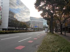 ホテルのエントランスを出ると博多駅の博多口が見えます。