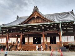 仕事が早く終わった日に、
天理教教会本部へ初参りしてきました。
神社の参拝と違って
４拍手1礼
へえ～～知らなかった。天理教ってまだたったの１５０年の歴史なんですね。