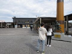 バスターミナル 目の前の「JR日田駅」

この駅前広場に 人気撮影スポットがある
　
