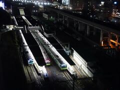 廊下がL字になっていて田端駅の素晴らしい展望台がありました。
ちょうど４列車が揃った。珍しいわあ。
部屋は線路と直角向きなのでこの角度は見れないんです。