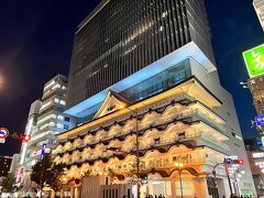 ホテルロイヤルクラシック大阪に泊まります。
プレミアムフロアがおすすめ。レギュラーフロアは泊まったことないけど…どうだろう？