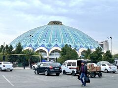 だいぶ遠回りしてしまいましたが、ようやくチョルスーバザールに来ました。
チョルスーバザールは中央アジアで最大級だそうです。
青いドームが特徴的ですが、まるでサーカスなどのエンターテイメントでも行われそうな会場です。