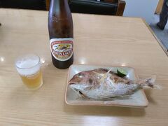 ホテルのチェックイン１５時までの時間に、西竹で一杯。
この近辺の店のビールは、メーカー問わず、大瓶が多い。
個人的には、実に嬉しい。
