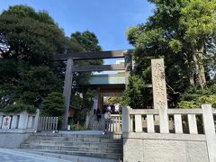 駅から歩いて数分のところにある東京大神宮にやって来ました。