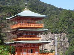 この写真があまりにも有名だから・・・・・私は熊野那智大社＝那智の滝＝世界遺産と思っていました。
