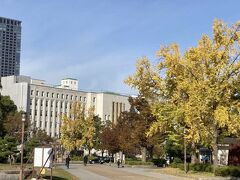 大手門口から、大阪城を出ると、正面に大阪府庁の本庁舎、大正時代の建物