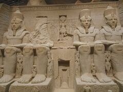 みんな知ってるアブ・シンベル大神殿。すべて砂と水だけで作っているとは思えない精緻さです。エジプトと砂って親和性高いからか、エジプトの名所を観光している気分になります。