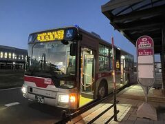 この路線は長距離、長時間走るため、出発から1時間45分ほど経った16:50くらい。途中の木古内駅前（道の駅のすぐ前）で5分くらい休憩がありました。
運転手さんもお客さんも降りてOK。私も荷物をバスに置いたまま降りて、気分転換できました。