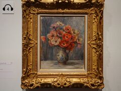 ピエール・オーギュスト・ルノワール「アネモネ」1883-1890年頃 ポーラ美術館
アネモネは、バラやダリアと並んで、ルノワールがもっとも好んで描いた花のひとつです。多様な色彩を帯び、カールした花弁にも見えるがくの部分が並んで丸みを作り出す花の造形を、ルノワールは好んだのでしょう。本作品でも、それらの形態をなぞるような筆致によって、ふっくらとした量感と厚みを感じさせる描写がみられます。色彩についても、背景の青が画面の全体を引きしめつつ、花瓶の文様のコバルトブルーとともに、赤や薄紫に彩られた花の匂い立つような華やかさをいっそう引き立てています。
