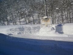  早朝に列車交換がおこなわれている峠下駅は山深い秘境駅の趣きです。