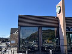 もちろんスタバです！！

実は今回乗ったバスよりも30分遅い出発・30分早い到着のバスもあるのですが、それは2回目の休憩が遠州森町PAなのでスタバが無い。なのでこの浜名湖SAのスタバに寄りたくてこのバスにしました。
何がなんでも寄らねば。

ここでは再びドリップコーヒー。ドリップは同じ日であればおかわりが100円で飲めるのでさっきもこっちもドリップに。1日でハシゴするならオススメの手です。
そしてさっきは紙コップに入れてもらいましたが、こちらではタンブラーに。
足柄→浜名湖であればゴミ箱があるので捨てられますが、浜名湖→名古屋はゴミ箱があるか分からないので密閉できる蓋のあるタンブラーで下車後はリュックのポケットに入れて持ち歩くことができる様にです。