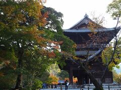 永観堂は入口から見た感じ、ほんのり色がついてきているぐらいでした。
南禅寺の境内もまだ一部赤くなっているだけです。