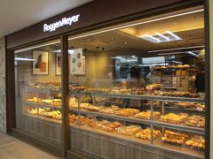 改札を出てすぐ左側にある「ローゲンマイヤー」お気に入りのパン屋さん。
先にいくつかパンを購入しました。カフェスペースもありゆっくり中でいただくこともできます。