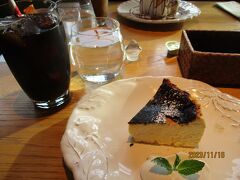 次に元京大の建物をリノベしたというカフェに行ってケーキとコーヒーをいただきました。ケーキの種類は6種類くらいはあったかな?　私はバスクチーズケーキにしました。おいしかった！