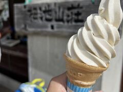 栂池山荘

珍しくて到着早々食べてしまったさるなしのソフトクリーム。
初めて食べました。
キウィみたいな味で美味しかったです。
お値段が300円！！山の上のお値段ではありません。

山小屋に泊まってみたいなあ。

