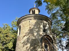 公園内で唯一の中世初期の建造物 “聖マルティン教会のロタンダ(Rotunda sv. Martina)”
ロタンダとは円形の建物のことで、とても小さな建物ですがミサ聖祭も行われているようです。
プラハ最古のロタンダとのことだったので中も拝見したかったのですが、残念ながら訪れた時は施錠されてて中には入れませんでした。
