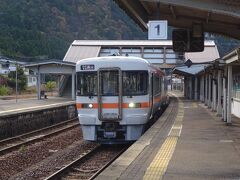 岐阜駅から一時間半。ロングシートにゆられて飛騨金山駅に到着した。
この岐阜6時52分発の列車、途中で長時間停車しないのよね。なので意外やスムーズに来ることが出来た。18シーズンは混むだろうなあ。