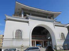 本日はまずUberを利用して宝覚禅寺というお寺に行きました。
台湾ではGrabではなくUberが主流のようです。

ゴエモン「なかなか立派なお寺だね。」